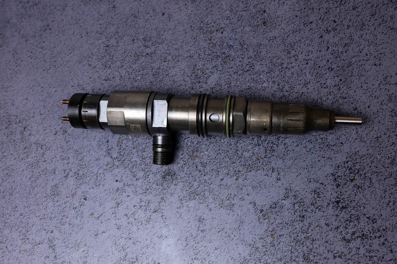 0445120195 форсунка CR BOSCH для двигуна MERCEDES-BENZ DD13, DD15. Ціна обмінної форсунки 40Euro - потрібно додати до основної вартості, якщо ви не повертаєте вашу форсунку. Гарантія 6 місяців.