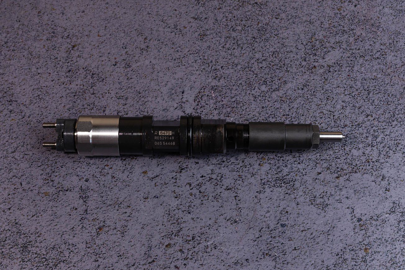 RE546777 форсунка для двигуна JOHN DEERE 6090. Ціна обмінної форсунки 40Euro - потрібно додати до основної вартості, якщо ви не повертаєте вашу форсунку. Гарантія 6 місяців.