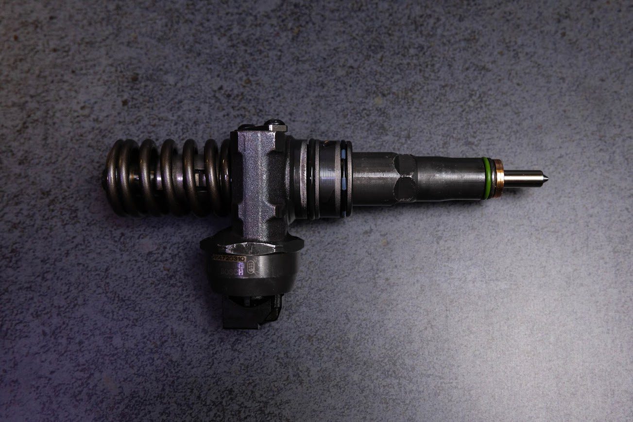 0986441579 насос форсунка BOSCH для двигуна (статус відновлений VW Multivan V 2.5 TDI, Transporter 2.5 TDI, 4motion, 7H, 7J, T5. Ціна обмінної форсунки 40Euro - потрібно додати до основної вартості, якщо ви не повертаєте вашу форсунку. Гарантія 6 місяців.