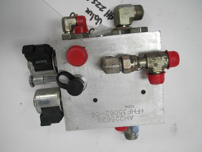 AXE19232 JOHN DEERE Клапан соленоїд Feederhouse Used Reverser Valve for John DeereВ® Combine