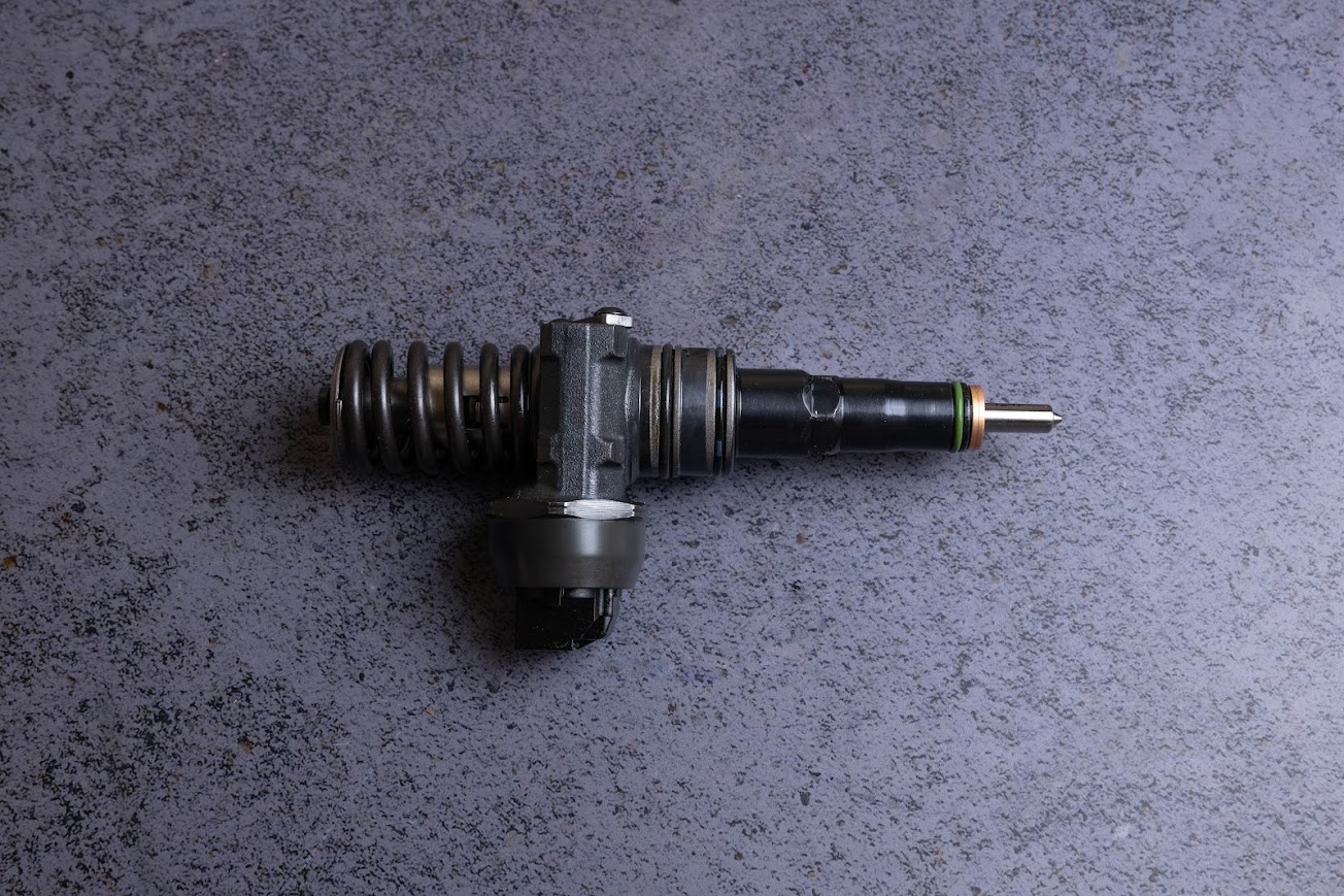 038130073AG насос форсунка BOSCH для двигуна VAG 2.5 TDI. Ціна обмінної форсунки 40Euro - потрібно додати до основної вартості, якщо ви не повертаєте вашу форсунку. Гарантія 6 місяців.