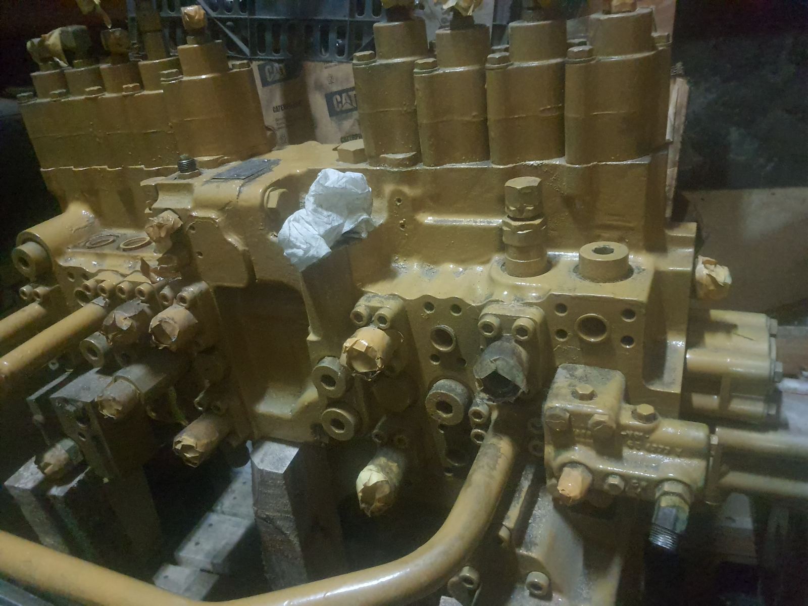 1077070 Головний гідравлічний розподільний клапан ескаватора CAT 320B, 320BL. Гарантія 6 місяців.