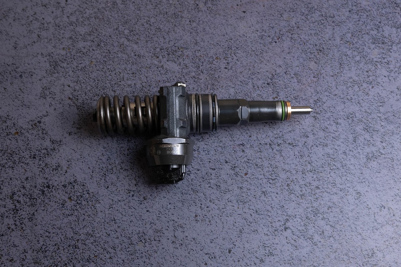 0414720210 насос форсунка BOSCH для двигуна VW , 2.5 TDI, TDI 4, 2.5 TDI 128 KW, 5.0 TDI 230 KW. Ціна обмінної форсунки 40Euro - потрібно додати до основної вартості, якщо ви не повертаєте вашу форсунку. Гарантія 6 місяців.